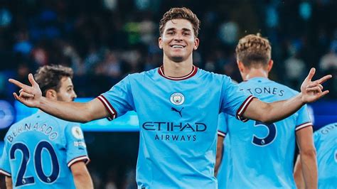 Julián Álvarez convirtió sus primeros goles para Manchester City en la Premier League