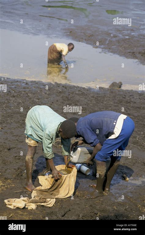 Goma, Zaire (Congo) Refugee camp, collecting filthy water Stock Photo - Alamy