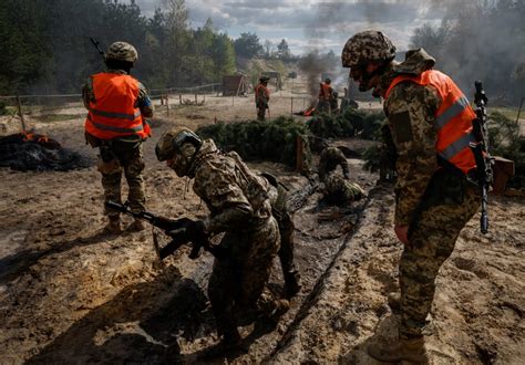 Ukrainian soldiers blinded in combat re-learn how to navigate society ...