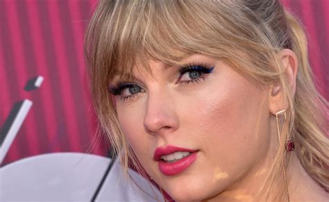 Taylor Swift Pink Hair at 2019 iHeart Radio Music Awards | POPSUGAR Beauty Photo 11