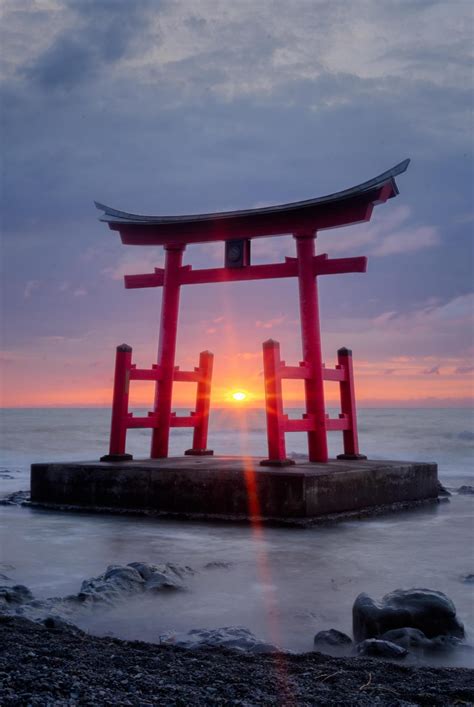 A Torii Gate at Sunset [OC] #gardendesign A Torii Gate at Sunset [OC] | Japonya, Yerler