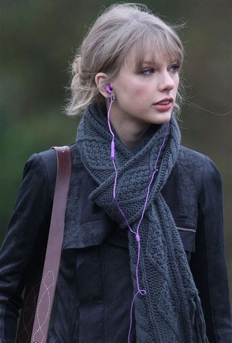 Taylor Swift wearing Skullcandy headphones | Taylor swift style, Taylor ...