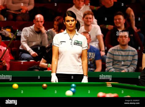 Snooker referee michaela tabb hi-res stock photography and images - Alamy