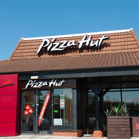 Pizza Hut to close up to 300 locations