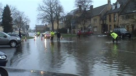 Flood warnings for Oxfordshire after heavy rain - BBC News