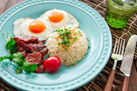 Tosilog Recipe (Filipino Breakfast) with Tocino, Garlic Rice & Fried Eggs