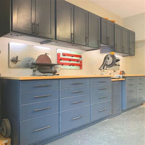 37+ Garage Workbench Ideas That Inspire You to Get This Weekend in 2020 | Cabinet woodworking ...