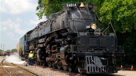 Steam engine Big Boy No. 4014 arrives with fanfare