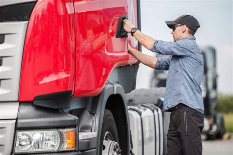 Long Haul Truck Driver: What Is It? and How to Become One?