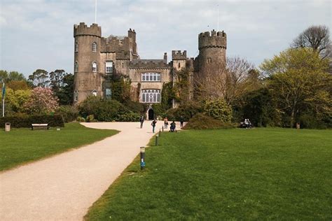 Malahide Castle, Dublin Bay and Howth Village Half-Day Tour from Dublin