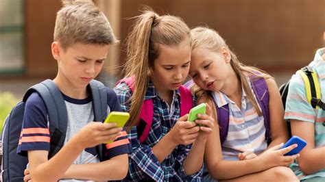 Calls for Qld government to ban phones in schools | The Courier Mail