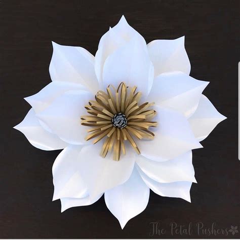 The Luna Flower 🌙🌼 in Metallic White and Gold and Silver | Flores de ...