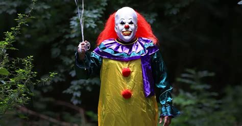 'Killer clown' dressed as murderous Pennywise from horror film It ...