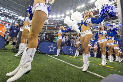 NFL World Reacts To Cowboys Cheerleader's Viral Photo - The Spun