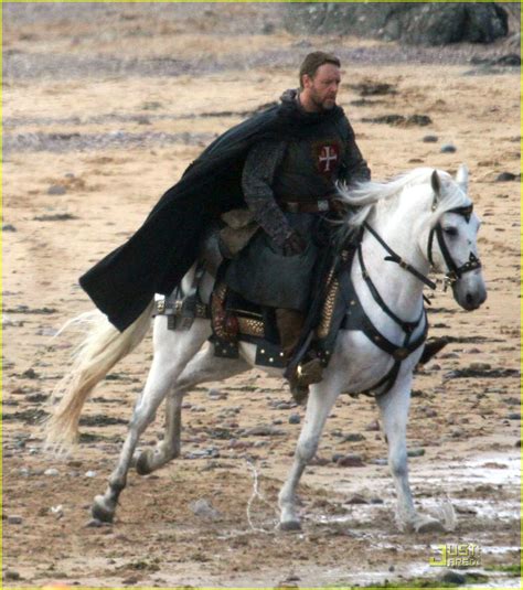 Russell Crowe Rides Onto 'Robin Hood' Set: Photo 1991211 | Russell Crowe Pictures | Just Jared