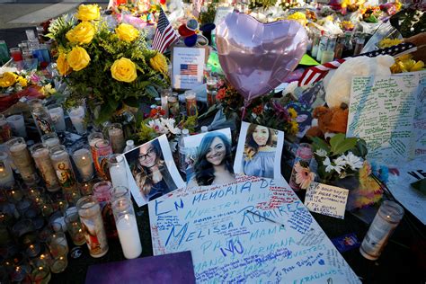 Makeshift memorials pay tribute to Las Vegas shooting victims