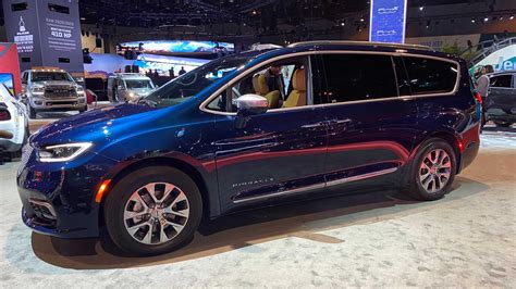 New Chrysler Pacifica Pinnacle Already Offered With $5,000 Discount ...