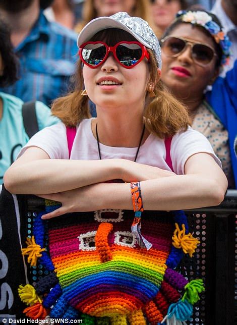 Crowds gather as first acts take to the Glastonbury stage | Daily Mail Online