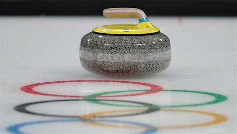 How does curling scoring work?