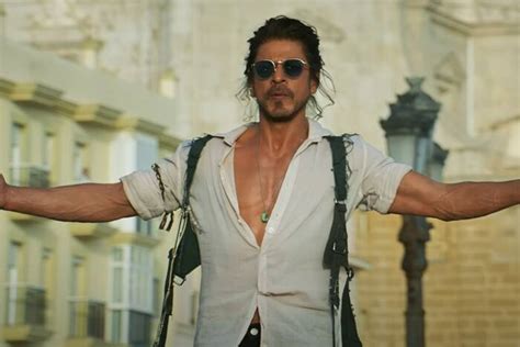 Watch Jhoome Jo Pathaan: Dont Miss Shah Rukh Khan Signature Pose in Another Hot Number With ...