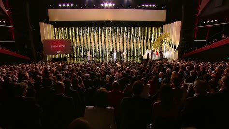 Standing Ovation pour la Palme d'Or décernée à 'Titane' - Cannes 2021 ...