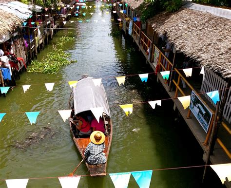 Khlong Lat Mayom floating market in Bangkok