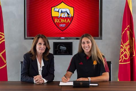 Oihane Valdezate signs for Roma! - AS Roma