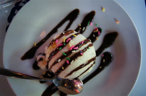 chocolate syrup, ice cream vanilla, sprinkles - image #257026 on Favim.com