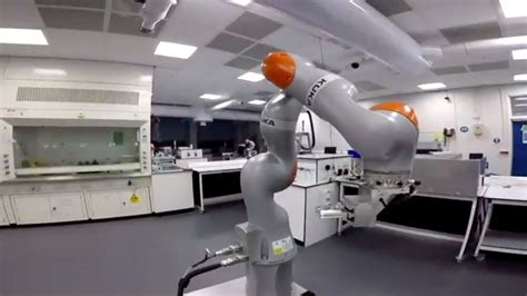 Robot Lab Assistant Runs Its Own Experiments