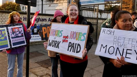 UK strikes: Half a million walk out for higher pay – DW – 02/01/2023