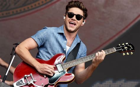 Here's How Niall Horan Ended Up Singing With a Fan at His Concert