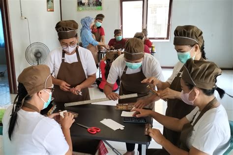 Hasilkan Produk Halal Berkualitas, Rumah Cokelat Binaan MHU Jadi Ikon Industri Lung Anai - KORAN ...