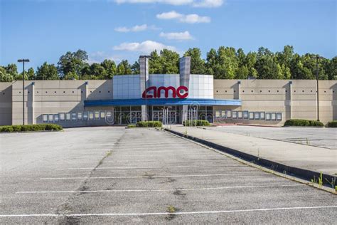 AMC Movie Theater Closed during Pandemic 2020 Empty Parking Lot Editorial Stock Photo - Image of ...