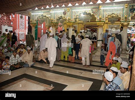 Nizamuddin Auliya Dargah Stock Photo - Alamy