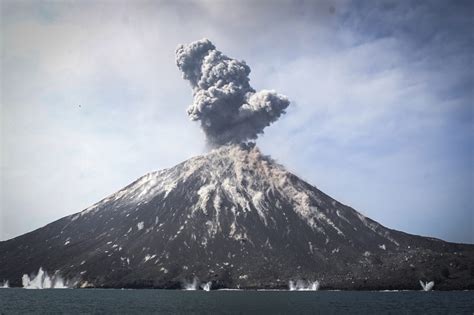 anak krakatoa erupt 2020 Krakatoa eruption volcano vulcano erupts eruzione loudest tsunami ...