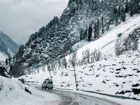 Shimla, Manali receive season's first snowfall - Oneindia News