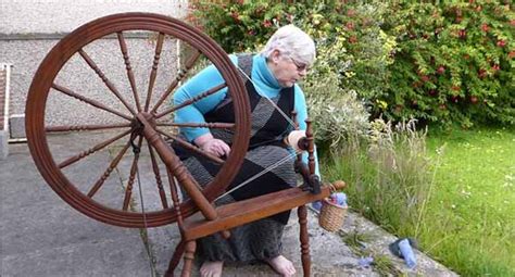 7 Types Of Spinning Wheels And Their Uses [Beginners Guide]