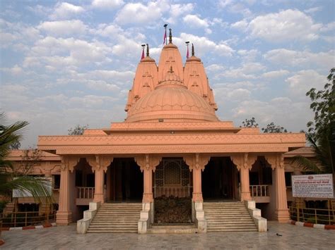 ISKCON Temple, Vadodara - Timings, History, Darshan, Pooja Timings