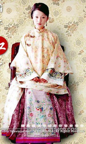 Ancient Chinese Manchu style clothing of the Qing dynasty era (1644 ...