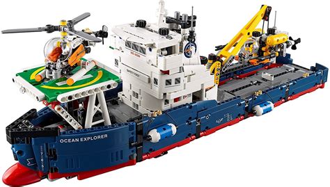 Construis une réplique authentique LEGO Technic d’un navire d’exploration avec le grand pont du ...