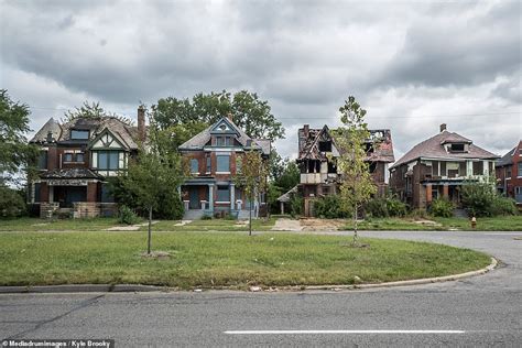 Decaying Detroit: Photographs reveal abandoned homes, schools, factories | Daily Mail Online