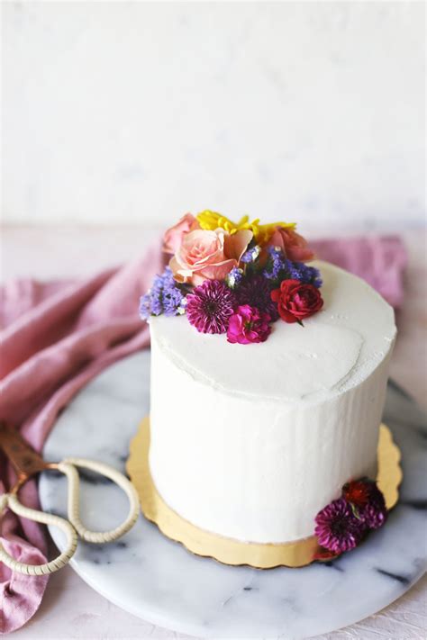 How to Decorate a Cake with Flowers