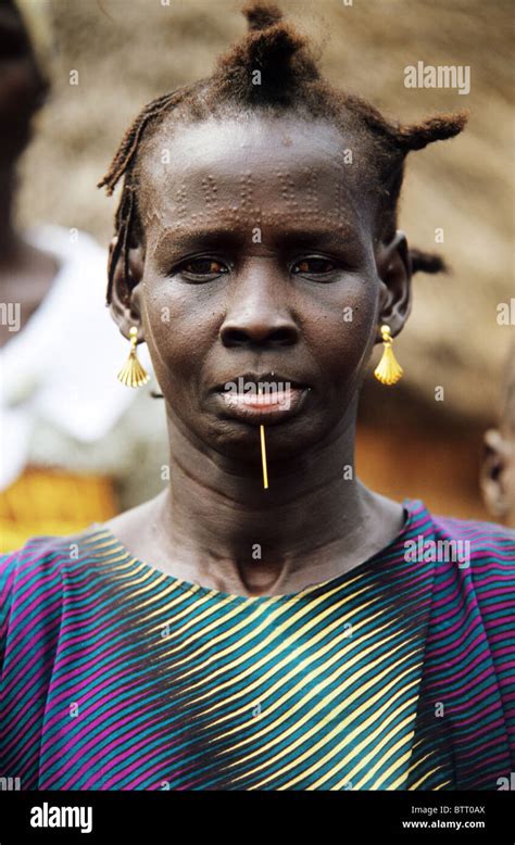 Nuer tribe hi-res stock photography and images - Alamy