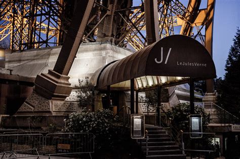 Restaurant de la Tour Eiffel : offrez-vous le Jules Verne - Linternaute