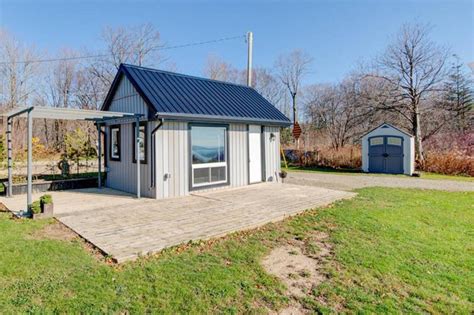 This tiny home in Ontario with spectacular lake views is selling for less than $150K | Recipefiesta