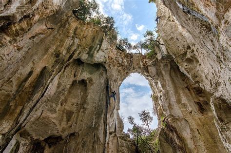 Grotta dell'Edera, Finale Ligure, Italy : r/climbing