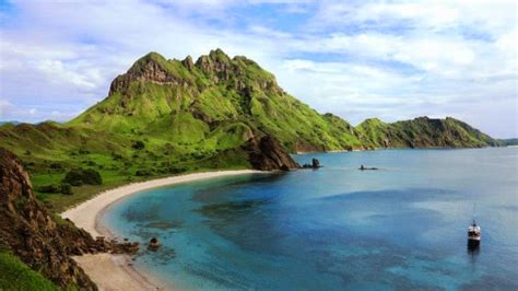 Tropical Beauty of Padar Island as an Awesome Holiday Destination ...