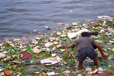 Water pollution | This is a lake of Dhaka city,and the young… | Flickr