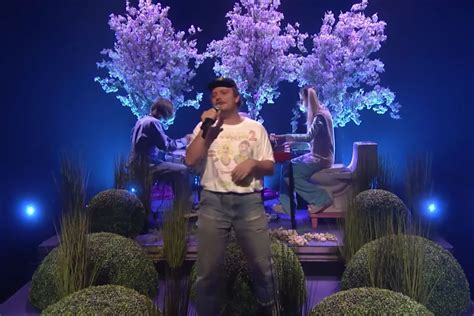 Mac DeMarco se une a Domi y JD Beck para interpretar "Two Shrimps" en vivo