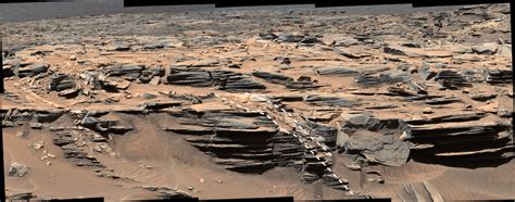 NASA's Curiosity rover discovers water-rich fracture halos in Gale ...